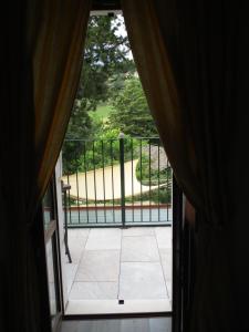 una puerta abierta a un balcón con una puerta en Colle Sul Lago, en Cingoli