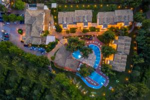 uma vista superior de uma piscina num resort em Lesse Hotel em Hanioti