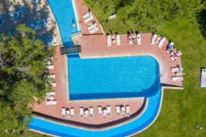 Ein Blick auf den Pool von der Unterkunft Lesse Hotel oder aus der Nähe