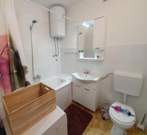 Kúpeľňa v ubytovaní Apartment DINA + 7 fotografií