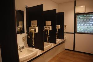 bagno con lavandino e cabine telefoniche di JAS HOTEL TAKAYAMA a Takayama