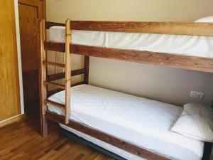 IsavarreにあるIsavarre Esterriの二段ベッド2組が備わる客室です。