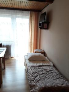 シュツァブニツァにあるPokoje Kasprzakのベッドルーム1室(ベッド1台、壁掛けテレビ付)