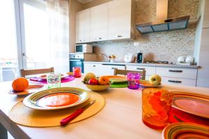 una cucina con tavolo, piatti e frutta di Sisters in Law Guesthouse a Monopoli