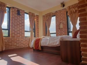 Giường trong phòng chung tại HOTEL LAYAKU DURBAR