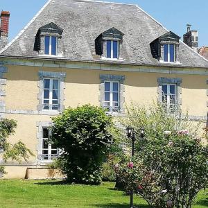 an old house with windows and a roof at Maison Du Cheval in Chalais