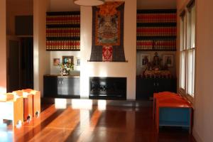 Posezení v ubytování Nyima Tashi Buddhist Centre