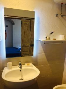een badkamer met een wastafel en een spiegel bij Vigna del Poggio in Anghiari