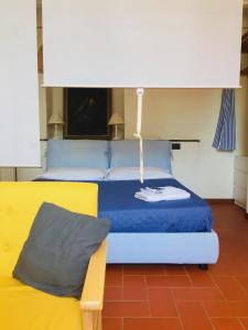 アンギアーリにあるVigna del Poggioの青と黄色のベッド(枕付)