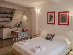 1 dormitorio con 1 cama y cocina con mesa en Rundanina Village Life Studio en Vernazza