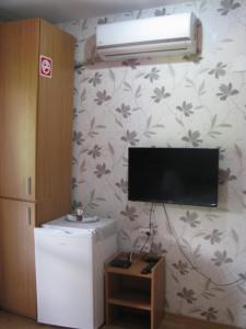 a room with a refrigerator and a air conditioner on a wall at Vila di Pau in Băile Herculane