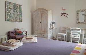 Schlafzimmer mit einem Bett, einem Tisch und Stühlen in der Unterkunft Angolo Verde in Oristano
