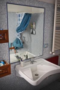 A bathroom at Casa Verdi - House of Travelers