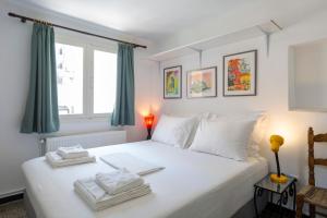 A bed or beds in a room at Enticing, Cosy, Rooftop Studio Athens Centre! EP9T