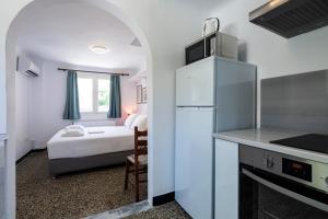 A kitchen or kitchenette at Enticing, Cosy, Rooftop Studio Athens Centre! EP9T