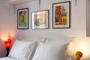 A bed or beds in a room at Enticing, Cosy, Rooftop Studio Athens Centre! EP9T