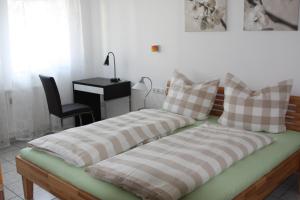 2 nebeneinander sitzende Betten in einem Schlafzimmer in der Unterkunft Ferienwohnung Bartling am Bodensee in Friedrichshafen