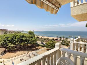 un apartamento en condominio con vistas a la playa desde el balcón en Villa Cristal 5608 - Resort Choice, en La Manga del Mar Menor