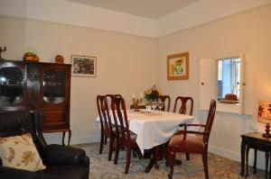 comedor con mesa y sillas en Auchmore Apartments, en Killin