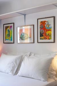 A bed or beds in a room at Enticing, Cosy, Rooftop Studio Athens Centre! EP9T