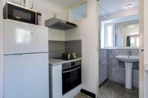 A kitchen or kitchenette at Enticing, Cosy, Rooftop Studio Athens Centre! EP9T Még 18 kép