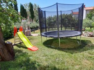 Zona de juegos infantil en Apartment Gržinić 298