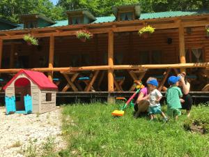 Otroci med bivanjem v nastanitvi Waterfall Rafting Center