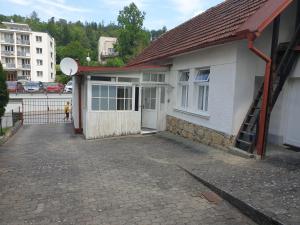 een wit huis met een rood dak en een oprit bij U Matěje in Luhačovice