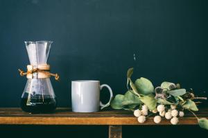 un mixeur et une tasse de café sur une table dans l'établissement Ogawa Ryokan, à Shimoda