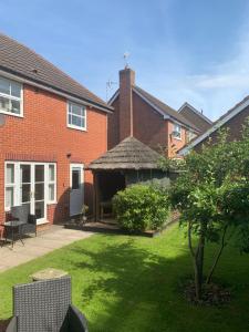 a house with a thatch roof on a yard at The Ashfield in Sutton in Ashfield