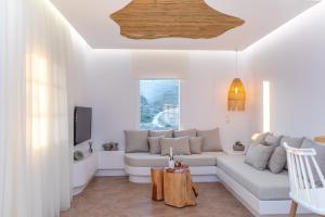 ein Wohnzimmer mit einem Sofa und einem TV in der Unterkunft Naxian Pearl in Mikri Vigla