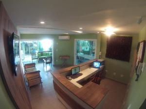 a room with a desk with a computer on it at Hospedagem Belo Horizonte in Macaé
