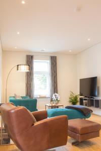 uma sala de estar com um sofá e cadeiras em Kissinger em Detmold