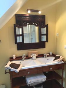 a bathroom with a sink and a mirror at Chambre d'hôtes Le Clos in Limeray