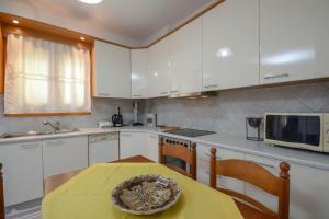 Kuchyňa alebo kuchynka v ubytovaní Lovely Apartment for 6Ppl , 2 BDRM , in Naxos , private patio