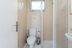 ein Badezimmer mit Toilette und Dusche und einem Fenster in der Unterkunft Great terrace sea views - Wifi By Canariasgetaway in Las Palmas de Gran Canaria + 37 Fotos