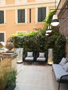 A seating area at Domus Alberico