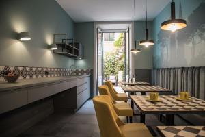 A television and/or entertainment centre at Domus Alberico