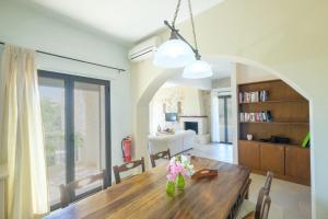 A kitchen or kitchenette at Trochalo Villas