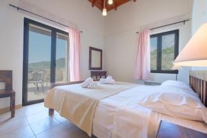 A bed or beds in a room at Trochalo Villas