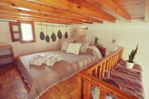 מיטה או מיטות בחדר ב-Bright & Relaxing Loft with attic room in the heart of Mykonos city