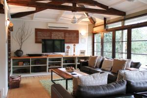 Χώρος καθιστικού στο Khangela Private Game Lodge - Self Catering - Bedrooms are 3 Separate Chalets - Hluhluwe