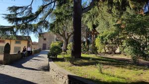 two people sitting on a bench in a park at Casa Dalia rifugio romantico in Montecatini Terme