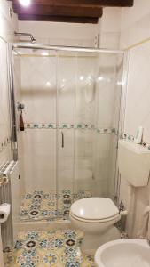 y baño con ducha, aseo y lavamanos. en Casa Dalia en Montecatini Terme