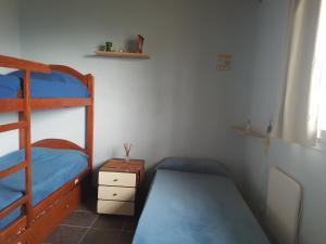 um quarto com 2 beliches e uma escada em La Lechuza, casa amplia para 2 familias em Las Rabonas