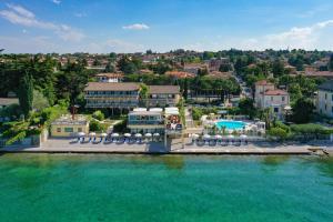 una vista aérea de un complejo con piscina en Lido International, en Desenzano del Garda