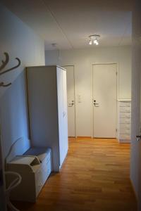 Habitación vacía con armario y puerta en RANTA en Tampere