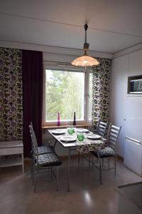 comedor con mesa, sillas y ventana en RANTA en Tampere