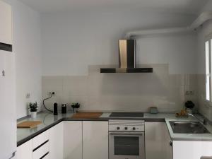 Kuchyňa alebo kuchynka v ubytovaní Apartamento Malagueta 1 Linea playa centro Malaga