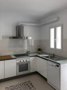 Kuchyňa alebo kuchynka v ubytovaní Apartamento Malagueta 1 Linea playa centro Malaga